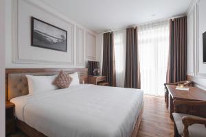 Postel nebo postele na pokoji v ubytování Dalat Roof Hotel