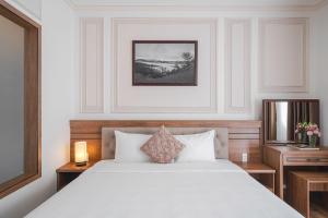 Postel nebo postele na pokoji v ubytování Dalat Roof Hotel