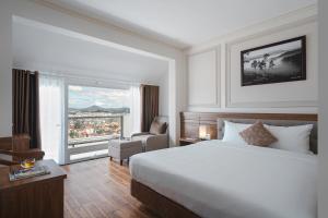 Postel nebo postele na pokoji v ubytování Dalat Roof Hotel