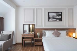 Postel nebo postele na pokoji v ubytování Dalat Roof Hotel