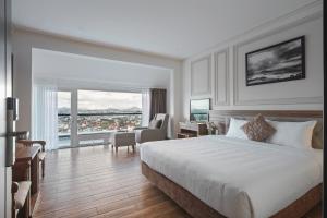 Postel nebo postele na pokoji v ubytování Dalat Roof Hotel