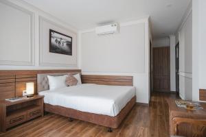 Postel nebo postele na pokoji v ubytování Dalat Roof Hotel