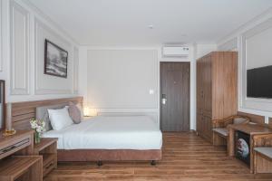 Postel nebo postele na pokoji v ubytování Dalat Roof Hotel
