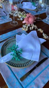 einen Tisch mit einer Serviette darauf in der Unterkunft Vista Milagres in São Miguel dos Milagres