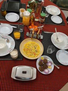 una mesa con platos de comida encima en Ivy's, en Bhopal