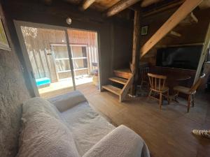 un salon avec un canapé et une télévision dans l'établissement Cabaña lo de Antonia, à Estación Costa Azul