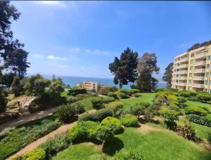a view of the garden from the balcony of a building at Cond Bahia Pelicano in Puchuncaví