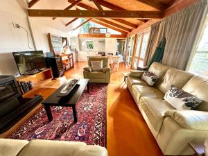 O zonă de relaxare la Bush Beach Delight - Onetangi Holiday Home