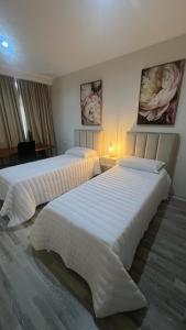 two beds in a hotel room with two bedsvisor at PentHouse Categoria Centro in Villa María