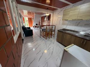 Kuchyň nebo kuchyňský kout v ubytování Apartamento Piso 2 Casa 5 Hotel Atlantis Libano
