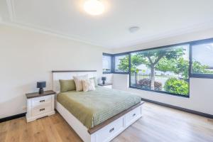 Voodi või voodid majutusasutuse Florentine 3, 11 Columbia Cl - Lift, Linen and Sensational Waterviews toas +26 fotot