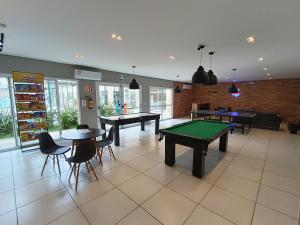 a room with ping pong tables and ping pong balls at Apto 5 Estrelas no Centro de Pelotas in Pelotas