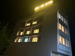Un edificio con un cartel encima por la noche. en Bình Yên Hotel, en Thanh Ba