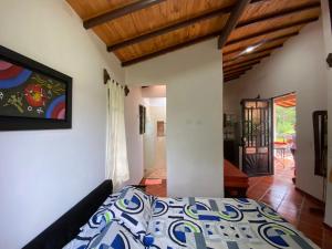a bedroom with a bed in a room at Cabaña Campestre - Puente Nacional in Puente Nacional