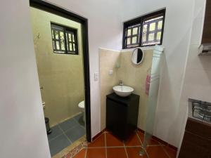 a bathroom with a sink and a shower and a mirror at Cabaña Campestre - Puente Nacional in Puente Nacional