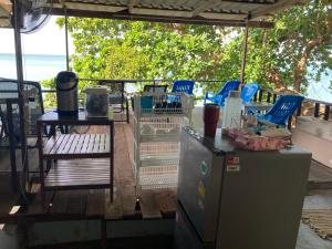 チャン島にあるBaan na home stayのパティオ(椅子、テーブル、冷蔵庫付)