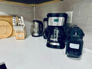 una cafetera en un mostrador junto a una licuadora en Charming Hoboken, a few Minutes to Manhattan, en Hoboken