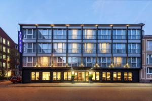 een groot gebouw met ramen in een stad bij The Alex Hotel in Freiburg im Breisgau