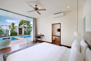 スミニャックにあるThe Daha Luxury Villasのベッドルーム1室(ベッド1台付)が備わります。プールの景色を望めます。 +37枚の写真