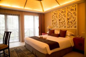 a bedroom with a large bed and a large window at Sun Island Resorts, Shanghai in Shanghai +72 photos