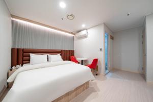 Łóżko lub łóżka w pokoju w obiekcie Hwajeong Jun Hotel
