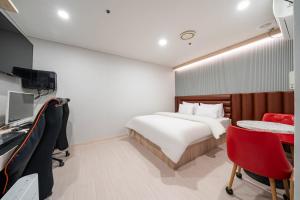 Telewizja i/lub zestaw kina domowego w obiekcie Hwajeong Jun Hotel