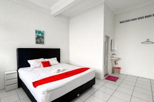 Ένα ή περισσότερα κρεβάτια σε δωμάτιο στο RedDoorz Syariah at Neu Hostel Cisarua Lembang