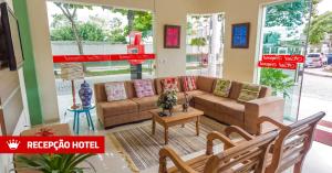 エウナーポリスにあるHotel Imperialのソファとテーブルのあるリビングルーム