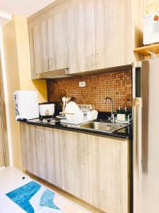 Η κουζίνα ή μικρή κουζίνα στο El Romantico Staycation at Fame Residence