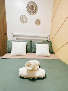 Ένα ή περισσότερα κρεβάτια σε δωμάτιο στο El Romantico Staycation at Fame Residence