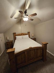 una camera con letto e ventilatore a soffitto di The Cozy Townhome a Tallahassee