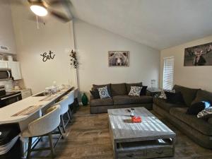 un soggiorno con un divano e un tavolo di The Cozy Townhome a Tallahassee