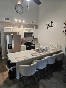 una cucina con una grande isola con sgabelli da bar di The Cozy Townhome a Tallahassee Altre 8 foto