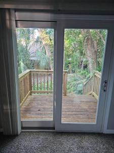 una porta aperta su un portico con terrazza di The Cozy Townhome a Tallahassee