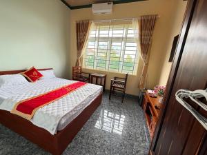 Letto o letti in una camera di Hồng Ngọc 2 Hotel Tà Đùng