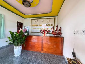 una sala d'attesa con fiori in una stanza di Hồng Ngọc 2 Hotel Tà Đùng a Biđong