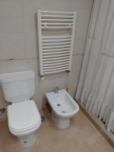 aseo blanco y lavabo en el baño en Deptomarmdp, en Mar del Plata 12 fotos más