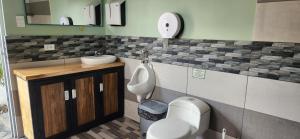 Ένα μπάνιο στο Eco Paria Lodge +54 φωτογραφίες