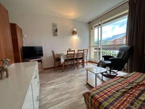 a living room with a kitchen and a dining room at Studio confort 4 pers. à 50m des pistes, Wifi, animaux admis - FR-1-525-291 in Superdevoluy