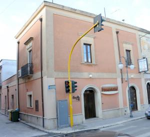 un semáforo frente a un edificio en L'Antica Dimora, en San Pietro Vernotico