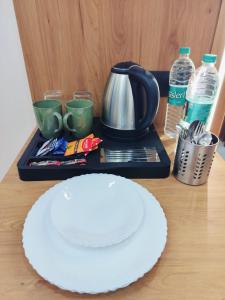 Kemudahan buat kopi dan teh di Cozy City Retreat, Luxurious 1BHK Omaxe Lucknow +5 gambar