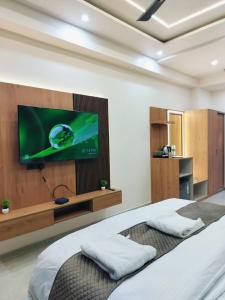 Televisyen dan/atau pusat hiburan di Cozy City Retreat, Luxurious 1BHK Omaxe Lucknow