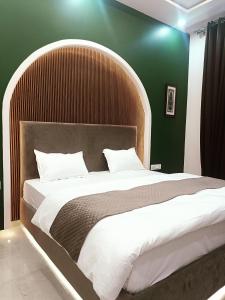 Katil atau katil-katil dalam bilik di Cozy City Retreat, Luxurious 1BHK Omaxe Lucknow