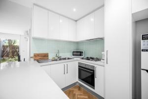 Η κουζίνα ή μικρή κουζίνα στο Supreme 2BRM APT at Doncaster Westfield SC +9 φωτογραφίες