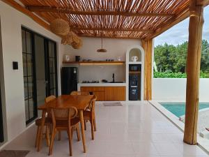 Bazén v ubytování Villa Fortuna - CANGGU #Puncak Bogor nebo v jeho okolí