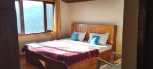 Postel nebo postele na pokoji v ubytování Thakur homes- couple and family friendly homestay