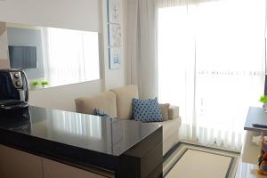 a living room with a counter and a couch at Aconchego, varandinha e vista mar em Maracaípe in Porto De Galinhas