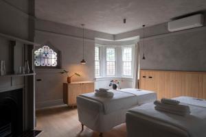 墨尔本In The Brick Spa And Hotel的带两张床和一个壁炉的卧室