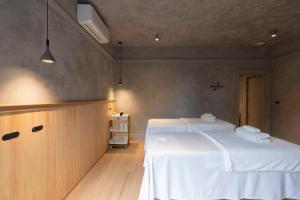 In The Brick Spa And Hotel客房内的一张或多张床位