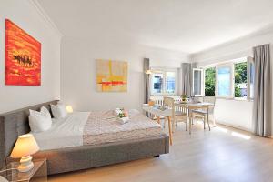 Un dormitorio con una cama y un comedor. en Casa di Tino - Happy Rentals, en Losone